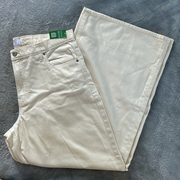 New with tags- Levi's mid rise baggy cream colored jeans - Picture 2 of 5